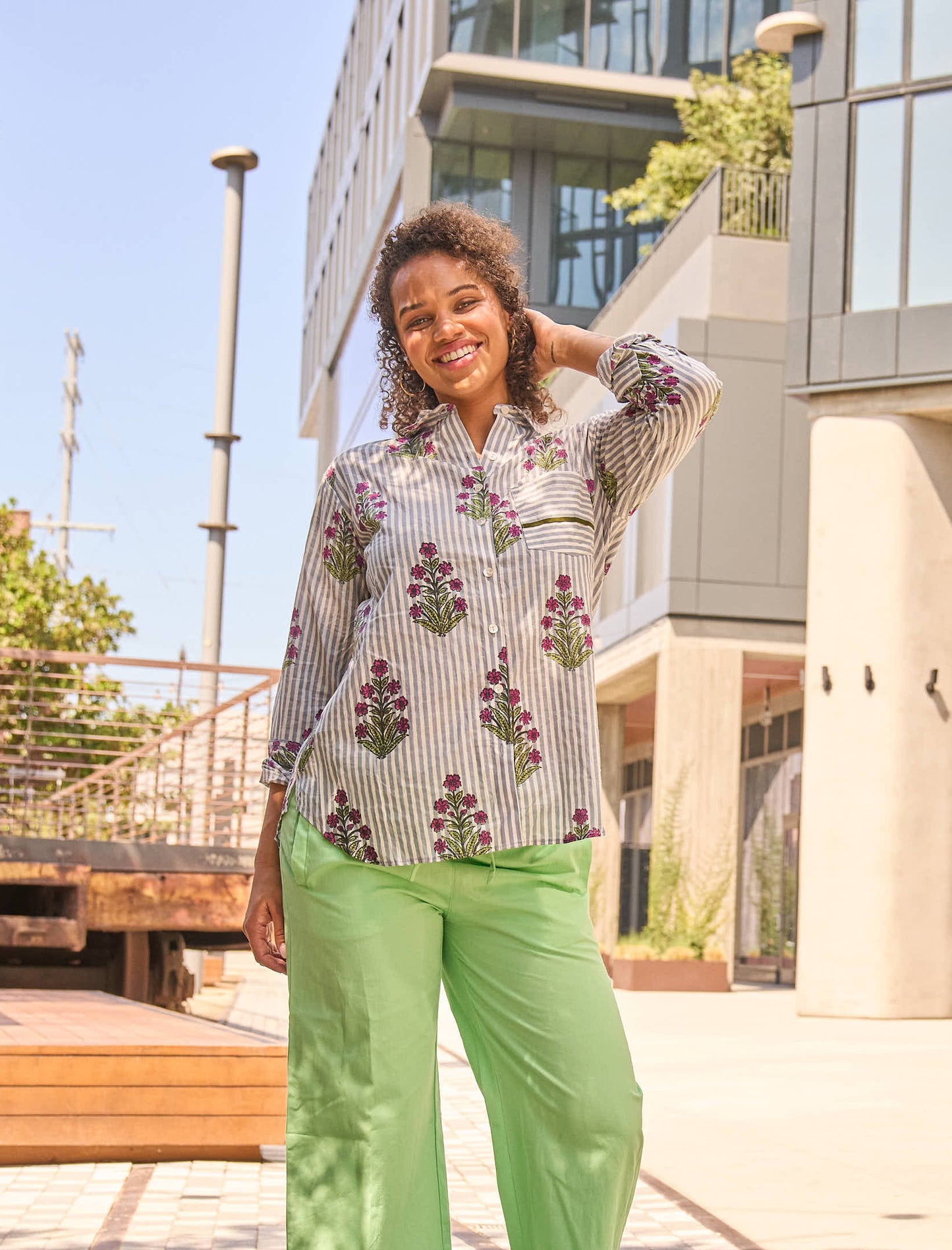 Good Boyfriend Shirt - Palm Cove Floral Dove Grey 5 - Front - Outdoor